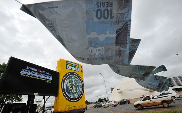 Protesto em Brasília contra a lavagem de dinheiro nos escândalos de corrupção de 2015. [2]