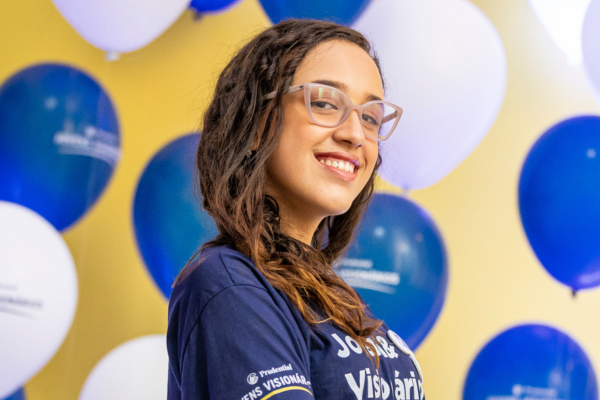 Millena Xavier está sorrinda na foto