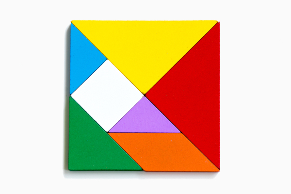 Composição do tangram: 2 triângulos grandes, 1 triângulo médio, 2 triângulos pequenos, 1 quadrado e 1 paralelogramo.