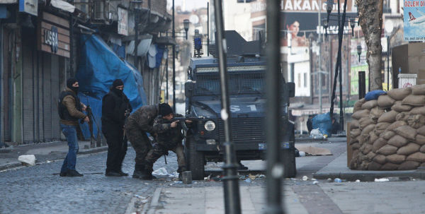 Homens armados e barricadas em conflitos entre turcos e curdos.Homens armados e barricadas em conflitos entre turcos e curdos.