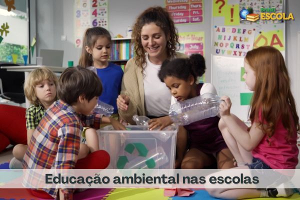 Professora com crianças auxiliando em aula sobre como reciclar de maneira correta o lixo. Texto Educação ambiental nas escolas