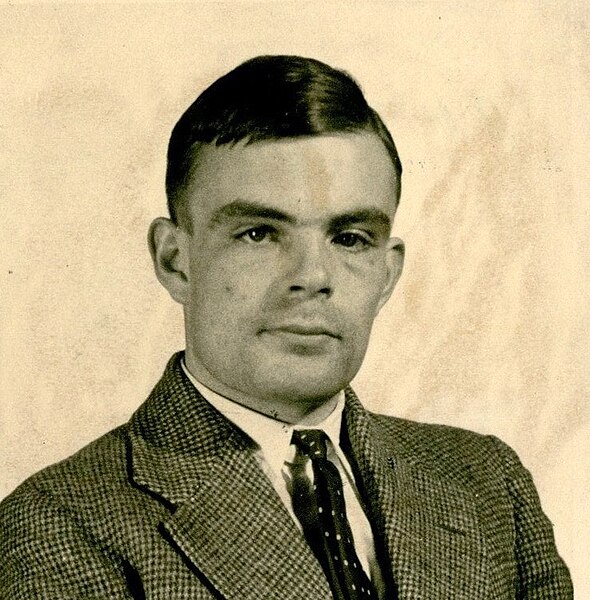 Fotografia de Alan Turing em texto sobre a evolução do computador.