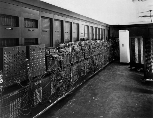 Modelo Eniac em texto sobre a evolução do computador.