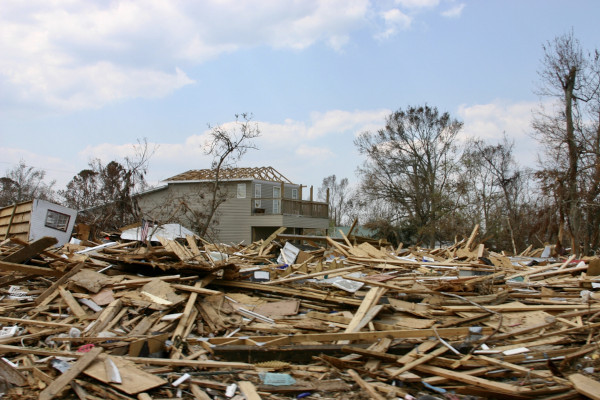 Casas destruídas pela passagem do furacão Katrina em agosto de 2005 nos Estados Unidos, no pico da temporada de furacões. [1]