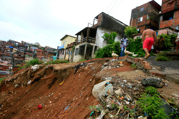 Região de Salvador na qual não há saneamento básico, uma das manifestações de racismo ambiental.