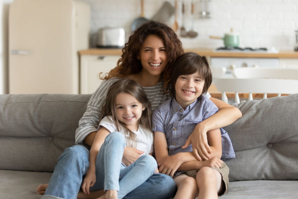 Mulher que adotou dois irmãos, adoção de grupos de irmãos, um dos tipos de adoção no Brasil.