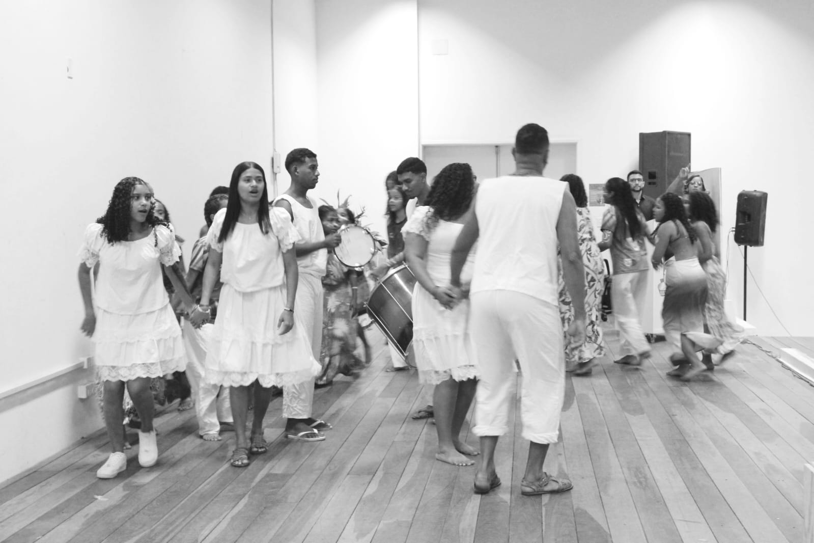 Atividade de dança circular do projeto Fortalecendo Raízes