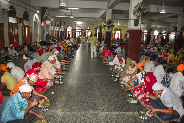 Langar, refeição comunitária servida em todos os templos do sikhismo.