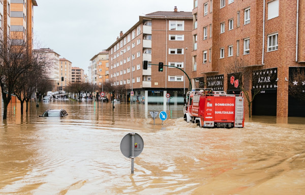 Exemplo de desastre natural na Espanha: inundação nas ruas da cidade Pamplona.