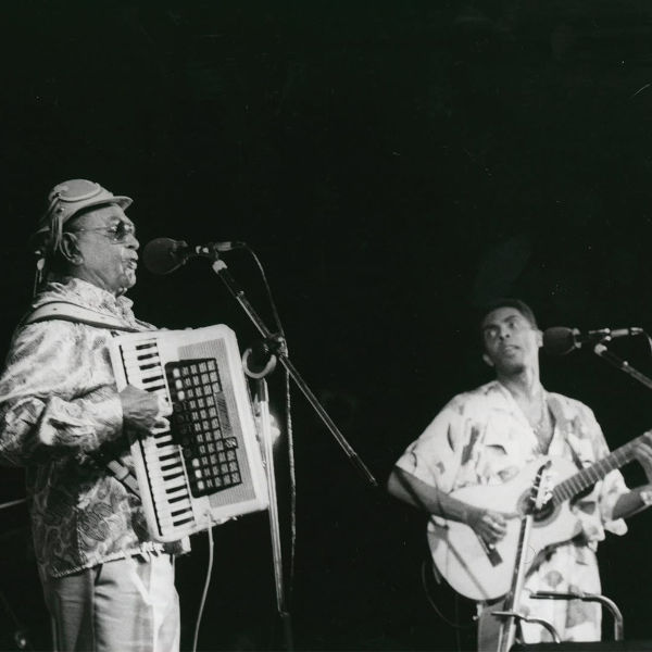 Gilberto Gil ainda jovem tocando com Luiz Gonzaga.