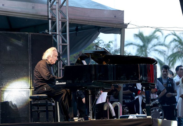 Fotografia de João Carlos Martins, pianista e maestro brasileiro que tem uma carreira de mais de sete décadas de duração.