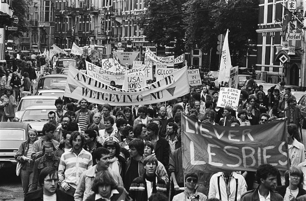 Manifestação do movimento LGBTQIA+ nos anos 80. [1]