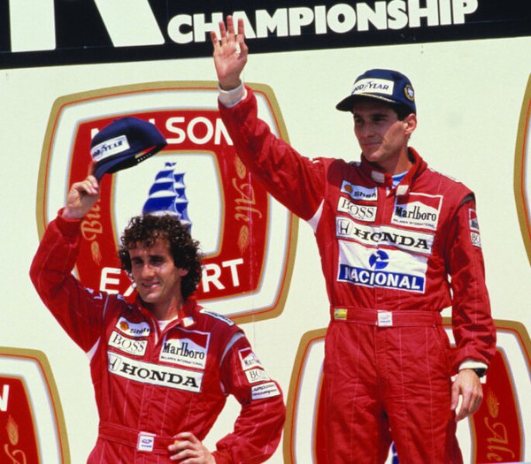 Ayrton Senna e Alain Prost no pódio nos anos 80.