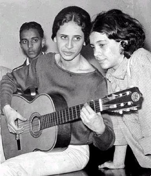 Foto preto e branco de Maria Bethânia e Gal Costa, jovens.