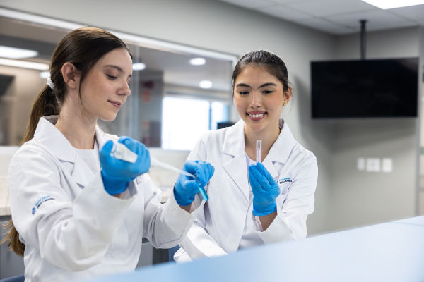 Ambiente moderno, acolhedor e feito para inspirar: assim é viver a experiência da Faculdade Sírio-Libanês.