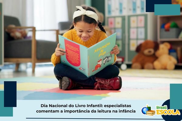 Menina lendo livro infantil e sorrindo