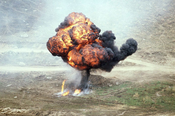 Explosão de uma bomba de napalm em campo aberto. O napalm foi amplamente utilizado pelos Estados Unidos na Guerra do Vietnã. Explosão de uma bomba de napalm em campo aberto. O napalm foi amplamente utilizado pelos Estados Unidos na Guerra do Vietnã.