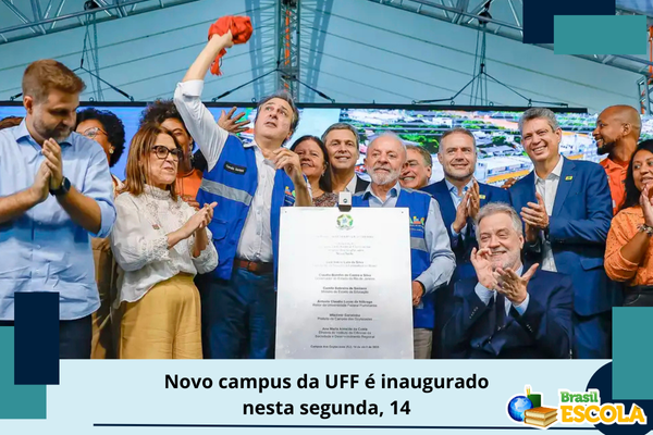 Foto do presidente Lula, com ministro de Estado da Educação, reitor da UFF e outras autidades. Texto: título da notícia