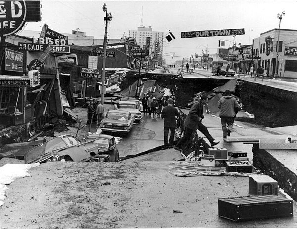 População entre ruas e veículos destruídos por terremoto no Alasca, em 1964, um dos maiores terremotos do mundo.