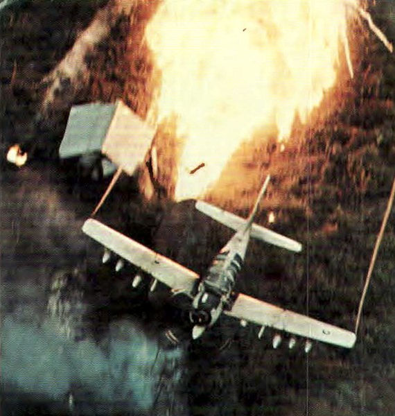 Avião norte-americano lançando bomba de napalm sobre o Vietnã durante a guerra.