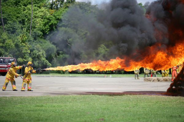 Homens fazendo uso do napalm em lança-chamas.