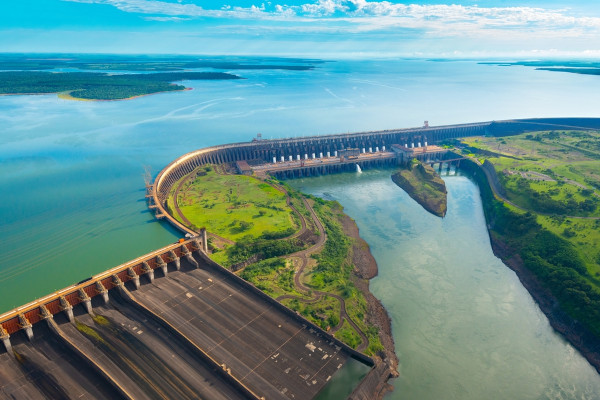 Vista aérea da Usina de Itaipu, que fica entre o Paraguai e o Brasil e é operada por ambos os países.