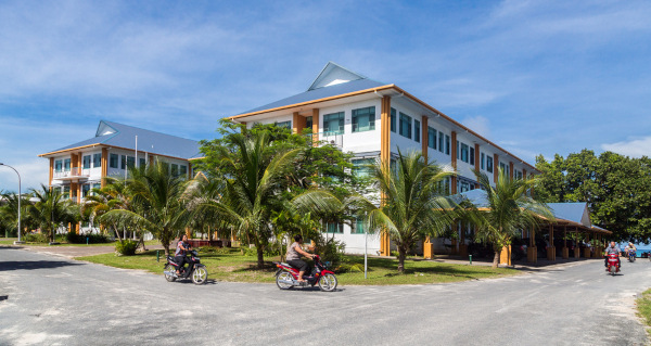 Imagem do Parlamento de Tuvalu, localizado na sua ilha mais populosa: Funafuti.[2]