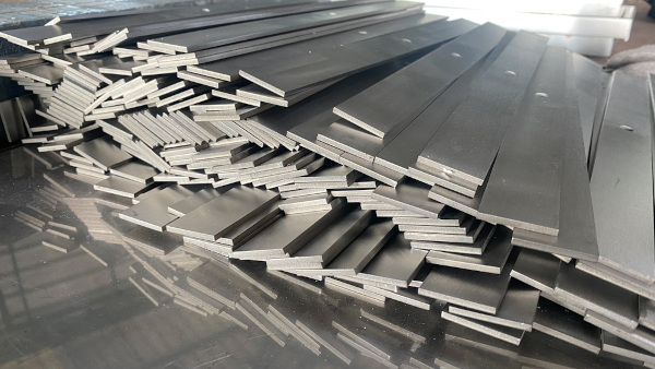 O aço inoxidável apresenta propriedades mais vantajosas em relação ao aço convencional. Placas feitas de aço inox, um nome alternativo para aço inoxidável. aco-inox-aplicacao