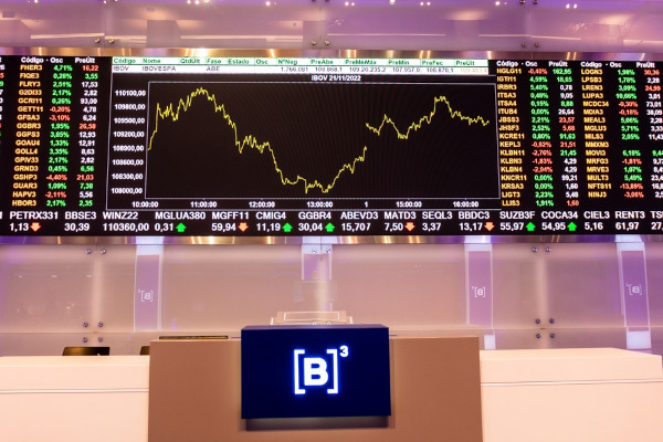 Painel com cotações de ações na sede da Bovespa, Bolsa de Valores de São Paulo.[2]
