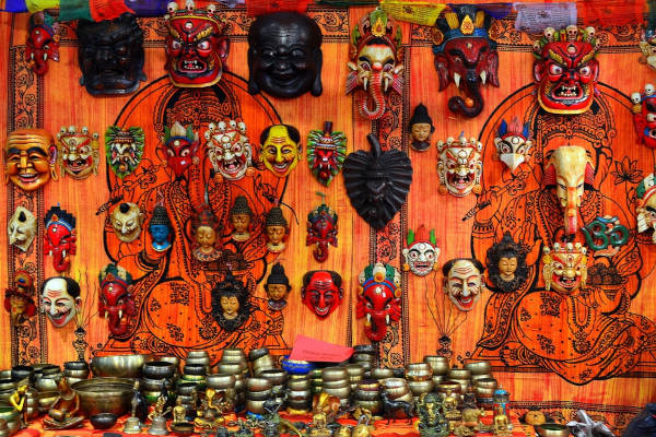 Máscaras budistas em exposição, parte da cultura do Tibete.