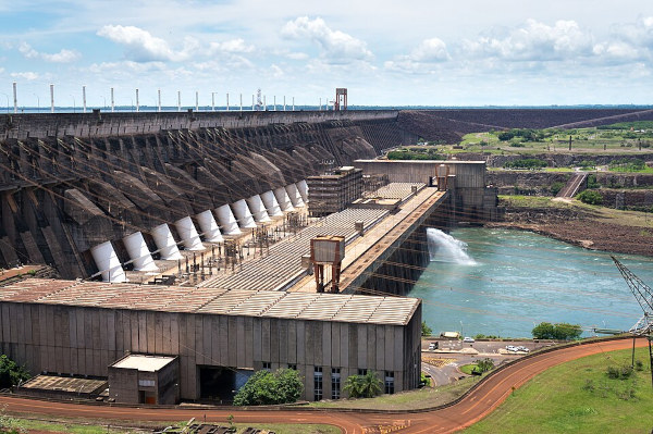 Vista aérea da Usina Hidrelétrica de Itaipu em texto sobre o fim da Ditadura Militar no Brasil.