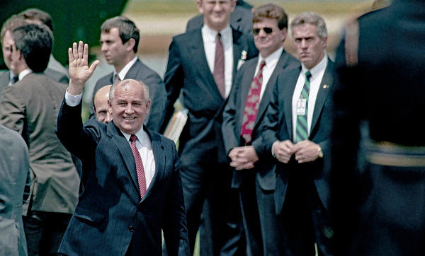 Mikhail Gorbachev acenando, governante foi o responsável pela perestroika e glasnost. [imagem_principal]
