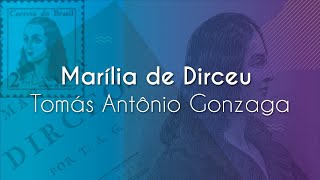 Título "Marília de Dirceu | Tomás Antônio Gonzaga" escrito sobre fundo roxo e azul, com ilustrações de Tomás Antônio Gonzaga.