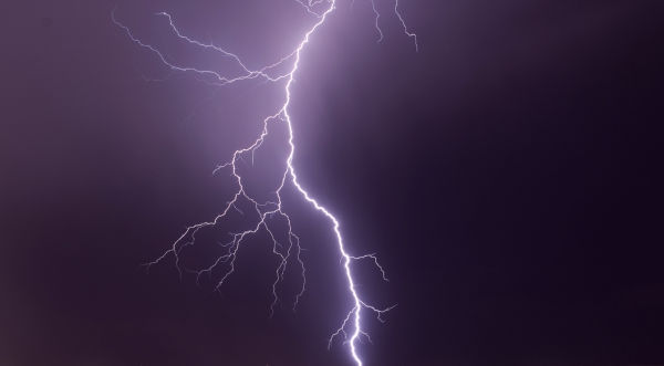 Relâmpago atravessando o céu, uma alusão ao fato de que o trovão é um exemplo de situação em que há ondas de choque.