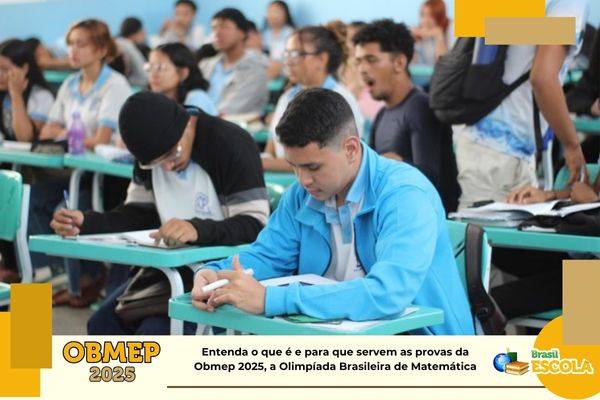 Estudantes em sala de aula fazendo provas da Obmep