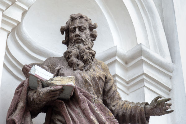 Estátua do apóstolo Paulo, um dos principais nomes do cristianismo.