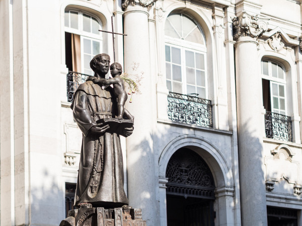 Imagem de Santo Antônio com Jesus criança. Foto mostra estátua de Santo Antônio em Lisboa.