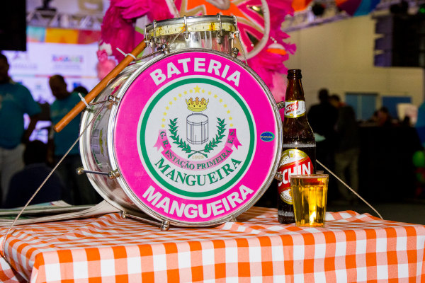 Instrumento de percussão com adesivo da Escola de Samba da Mangueira.