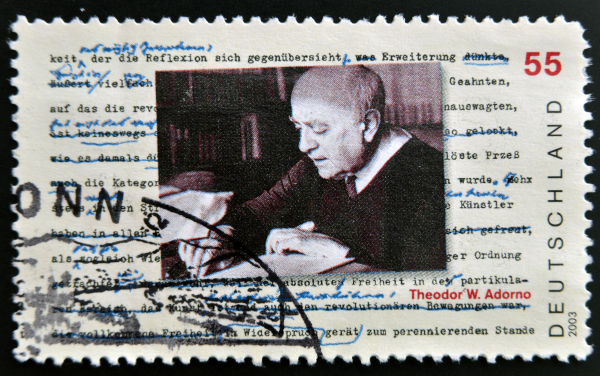 Selo postal alemão com estampa de fotografia de Theodor Adorno, filósofo da Escola de Frankfurt.