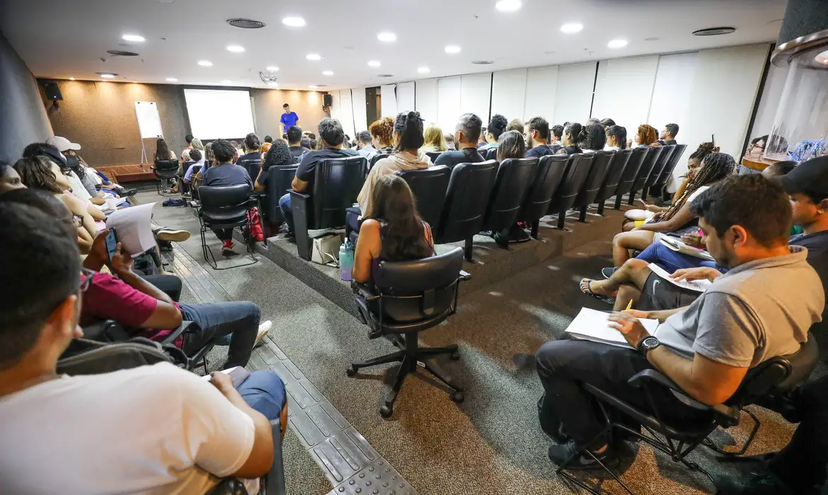 Adultos em sala