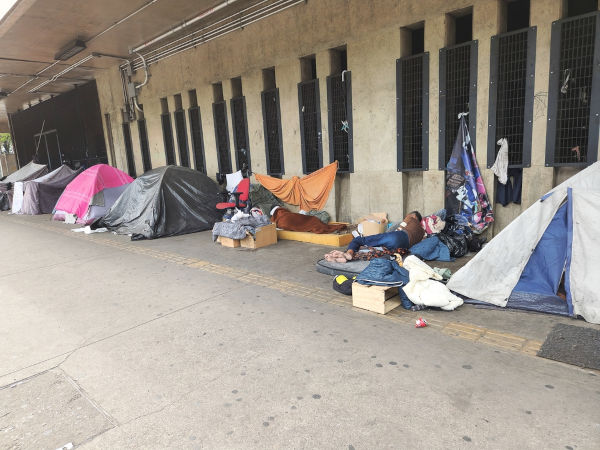 Pessoas em situação de rua em referência à exclusão social.
