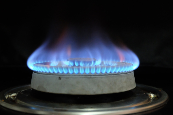 Chama acesa em um fogão com GLP ou gás de cozinha.