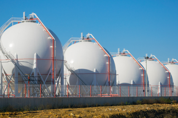 Grandes tanques de armazenamento de GLP.