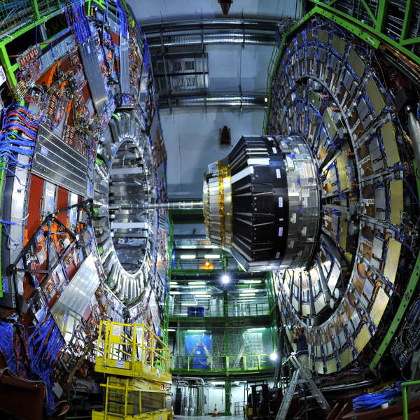 LHC, maior acelerador de partículas do mundo. [imagem_principal]
