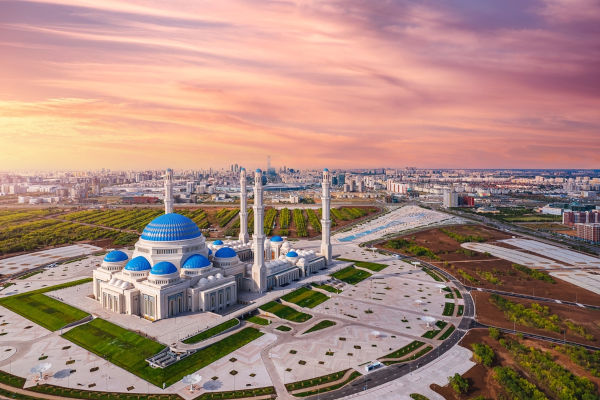 Vista para a Grande Mesquita de Astana, no Cazaquistão, considerada a maior da Ásia Central.