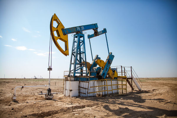Bomba de petróleo nas areias de deserto no Cazaquistão, país da Ásia Central.