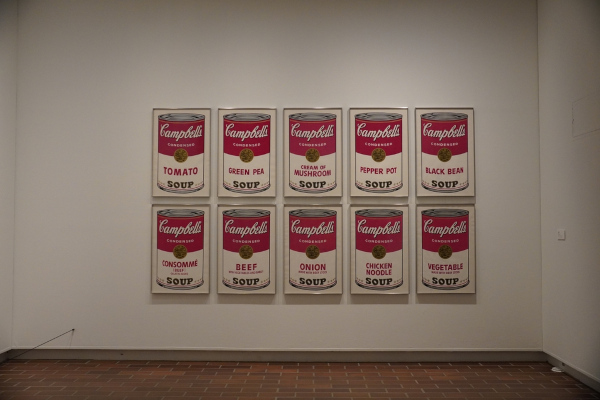 Latas de sopa Campbell, de Andy Warhol, famosa obra do pós-modernismo. [imagem_principal]