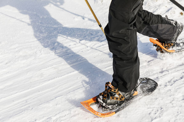 Pés usando sapatos especiais que diminuem a pressão sobre a neve.