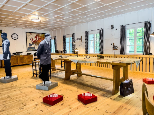 Reconstituição da sala de reuniões onde a Operação Valquíria ocorreu, no museu polonês do Wolfsschanze.[1]
