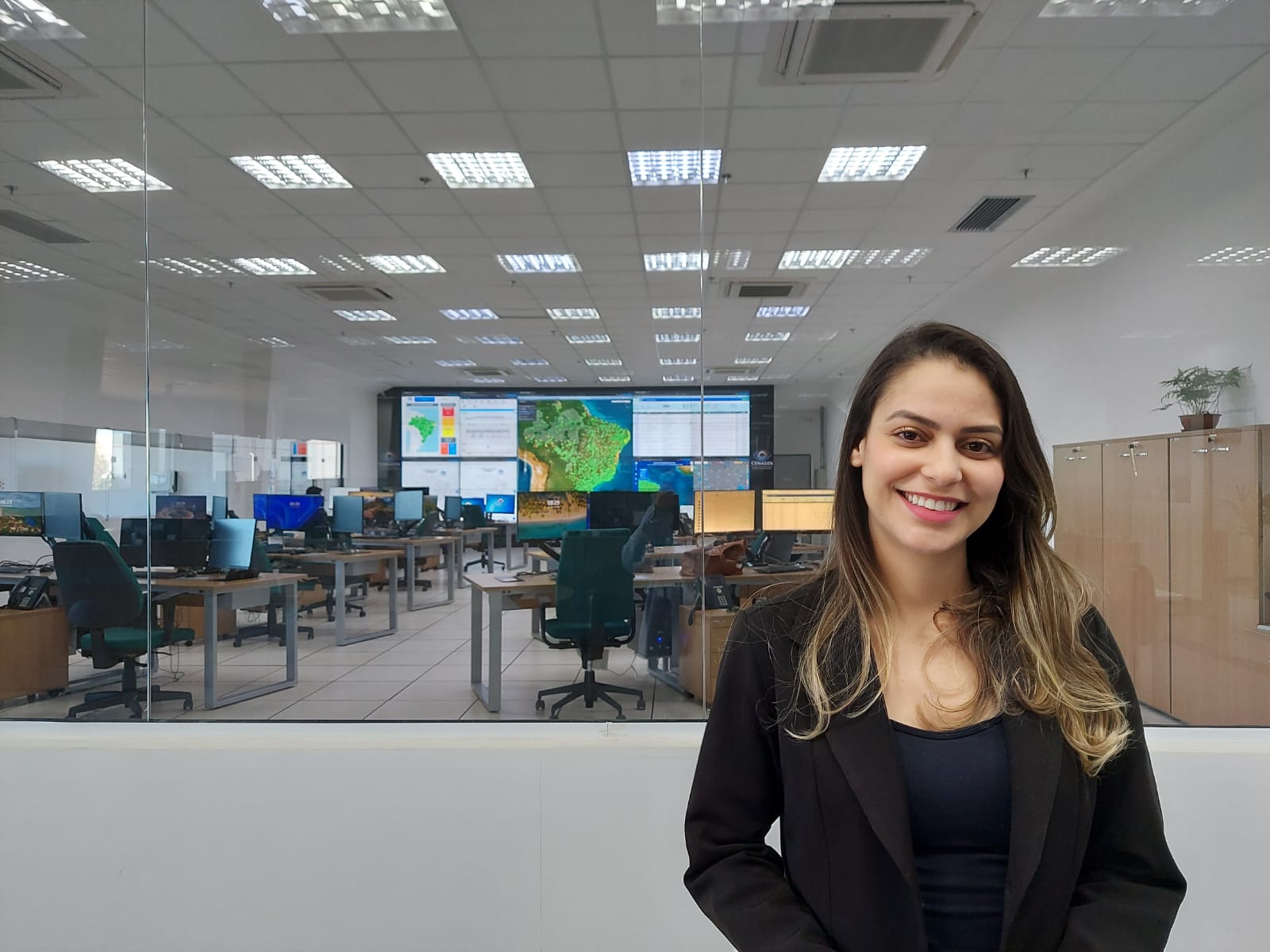 Gabriella em sala de trabalho